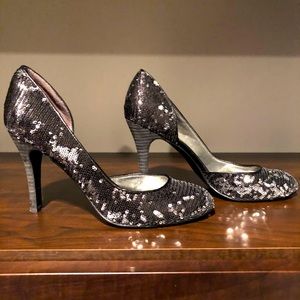 Like new Nine West black/silver sequin shoe, Sz 7
